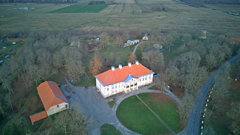 Lihula linnuses muidu hulkunud küll ja küll, aga nüüd sai linnustest ülelendamise plaan täiendust pilvepiirilt vaate näol. Lihulas on olnud olnud Eestlaste muin